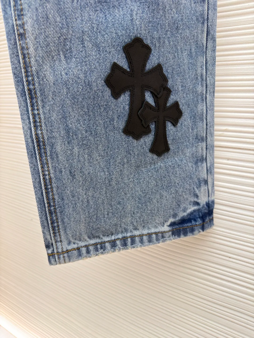 Chrome Hearts Cross Logo Jeans ●Item No.: 1682328-C10 ●Material: denim fabric ●Technology: Made with crinkled whiskering technology ●Color: blue ●Type: Fitted version ●Weight: about 775 grams ●Size: 28-30-32-34 ●Description: Customized textured dark bamboo rhyme cotton denim, fine texture, comfortable and close to the skin, matte indigo, a denim poem dyed with time The black cowhide cross patch is used as the anchor point. Every inch of touch hides untamed wildness. The right-angled outline of the cross expresses rebellion, forming a chaotic scene. The kraft paper and pocket logo iron plate on the rear waistband sway slightly with the swing of the body, adding a sense of movement and vitality. It interprets the perfect blend of retro and luxury. To make the pants an attitude statement when worn on the body, first customize 1:1 original denim material to stir-fry snowballs and stir-fry salt with a special corresponding solution. Add a certain amount of dye, soak the denim material in it to absorb the solvent, then scrub it and dry it to further fade and oxygenate. Use fried sand hand-rubbing technology to cause natural fading and wear on the surface of the denim material by processing it on a sand frying machine. Then, use special tools to physically damage the surface of the jeans by hand, maintaining the original texture and details while increasing its uniqueness. The rubbing and wrinkling whisker technology is combined with the gun-painted whisker technique. Manual rubbing is given first in specific areas to achieve a natural wrinkle effect. Then specific tools are used to draw the texture of the whisker shape. The visual effect is full, and the hole is made using the rotten edge hanging technology. The natural rotten edge effect is achieved by physical abrasion on the edge. Through the combination of high-temperature steam and sandpaper, the fiber hairiness and color difference are removed, giving the jeans a unique hole and wear effect. The overall wiring is straight and delicate, the fabric is comfortable and soft, and the color is consistent without color difference. It can be matched with the same style to create a fashionable look and control various occasions. Customized accessories, complete with three standards, same style for men and women!